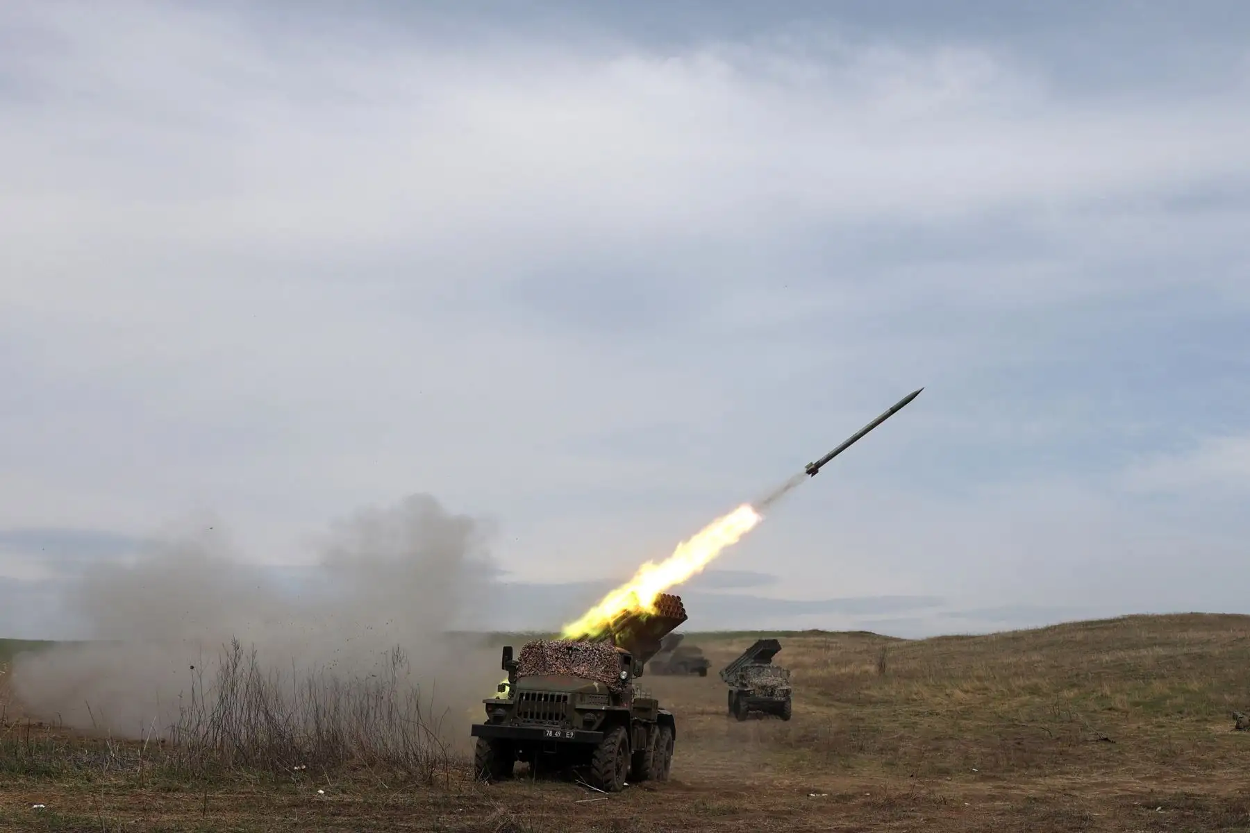 Un lanzacohetes múltiple ucraniano BM-21 "Grad" bombardea la posición de las tropas rusas, cerca de Lugansk, en la región de Donbas. Foto: AFP