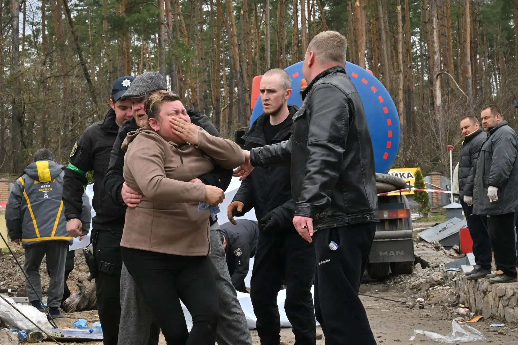 Una madre ucraniana reacciona después de que se descubriera el cuerpo de su hijo en una alcantarilla en una gasolinera en las afueras de la aldea de Buzova, al oeste de Kiev. Foto: AFP