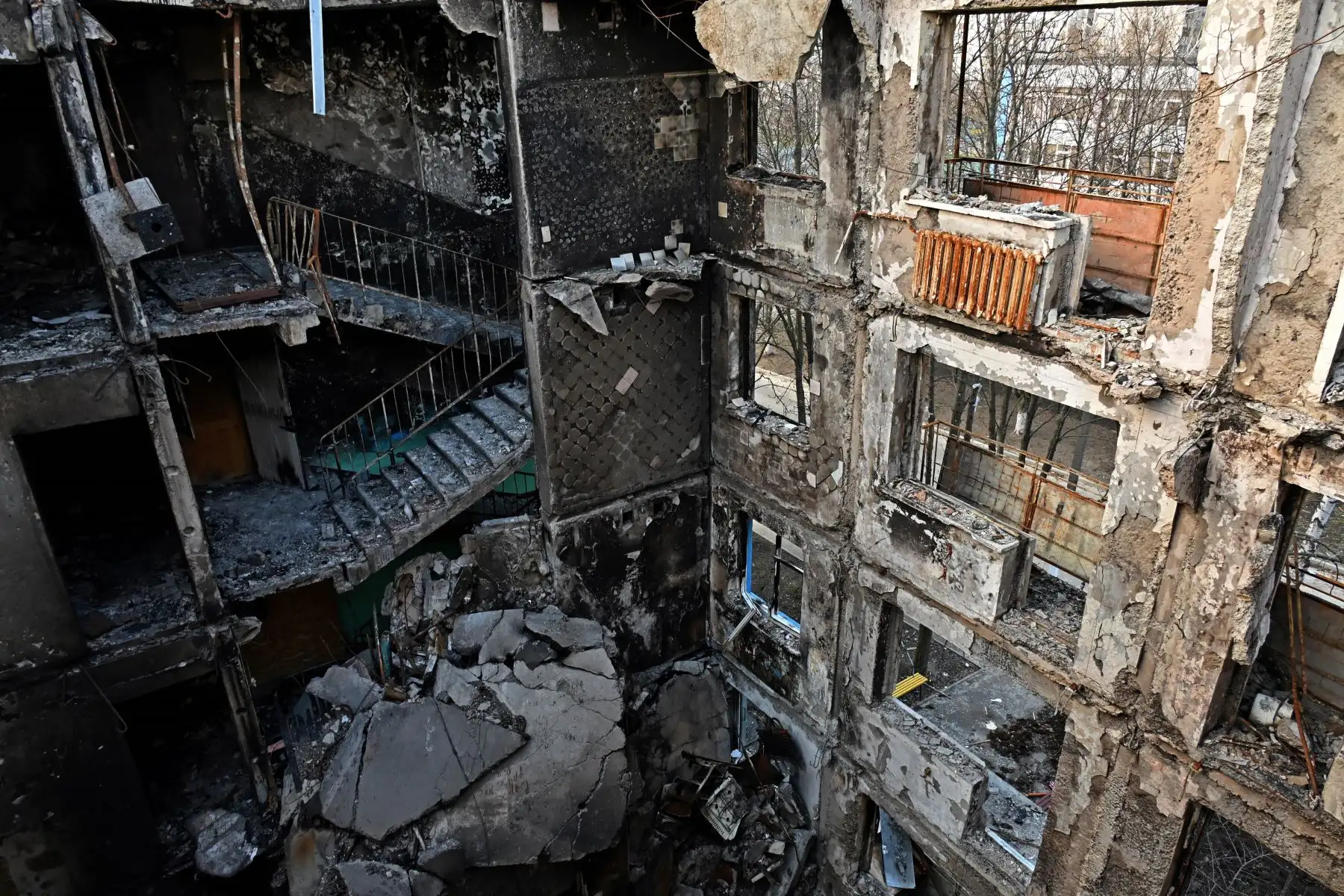 Edificio residencial de cinco pisos parcialmente destruido en la ciudad ucraniana de Kharkiv. Foto: AFP