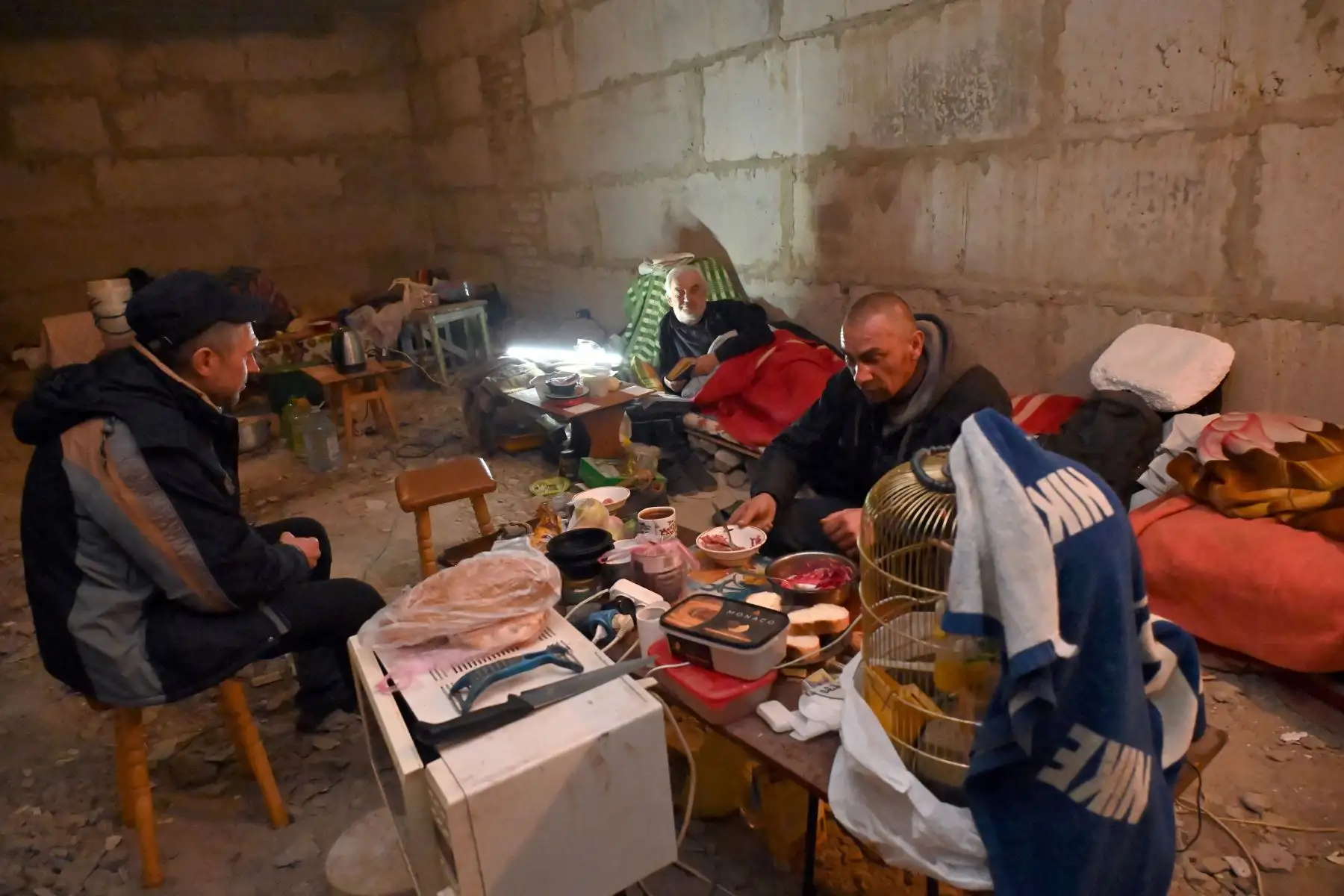 Habitantes se protegen de los bombardeos en el sótano de un edificio de varios pisos durante la invasión rusa de Ucrania. Foto: AFP