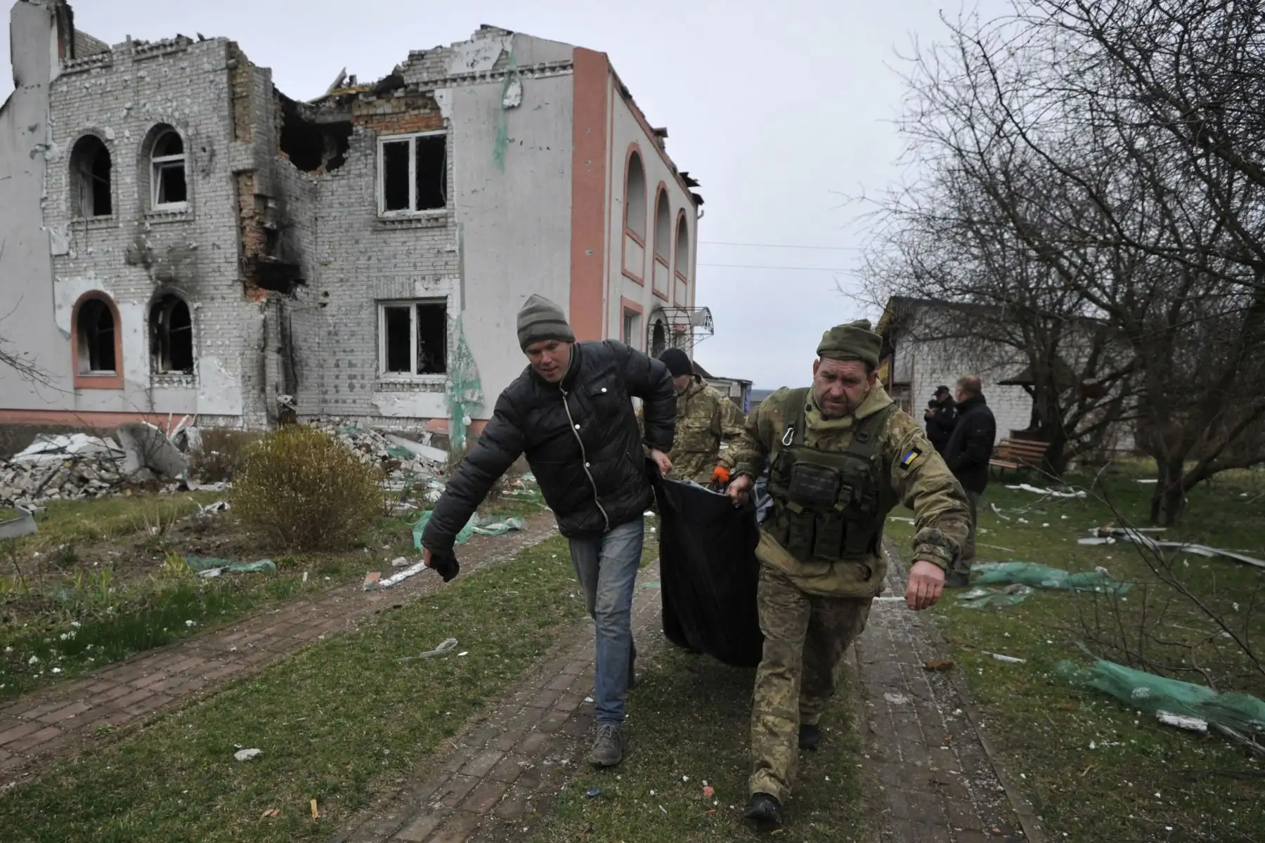 Rescatistas cargan un cuerpo en el pueblo de Andriivka, región de Kiev. Foto: AFP