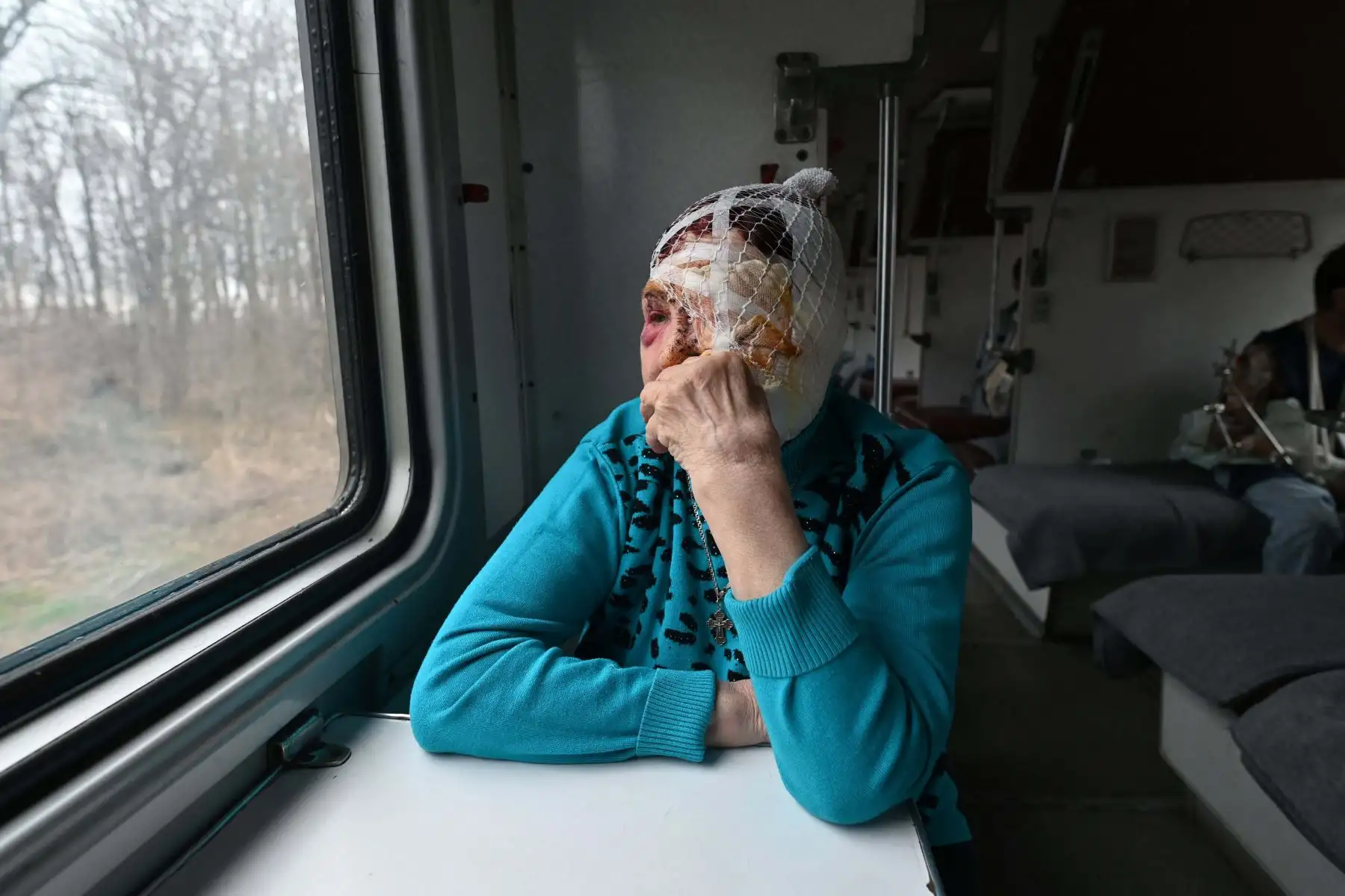 Praskovya, de 77 años, mira por la ventana de un tren de evacuación médica en su camino a la ciudad de Lviv, en el oeste de Ucrania. Foto: AFP