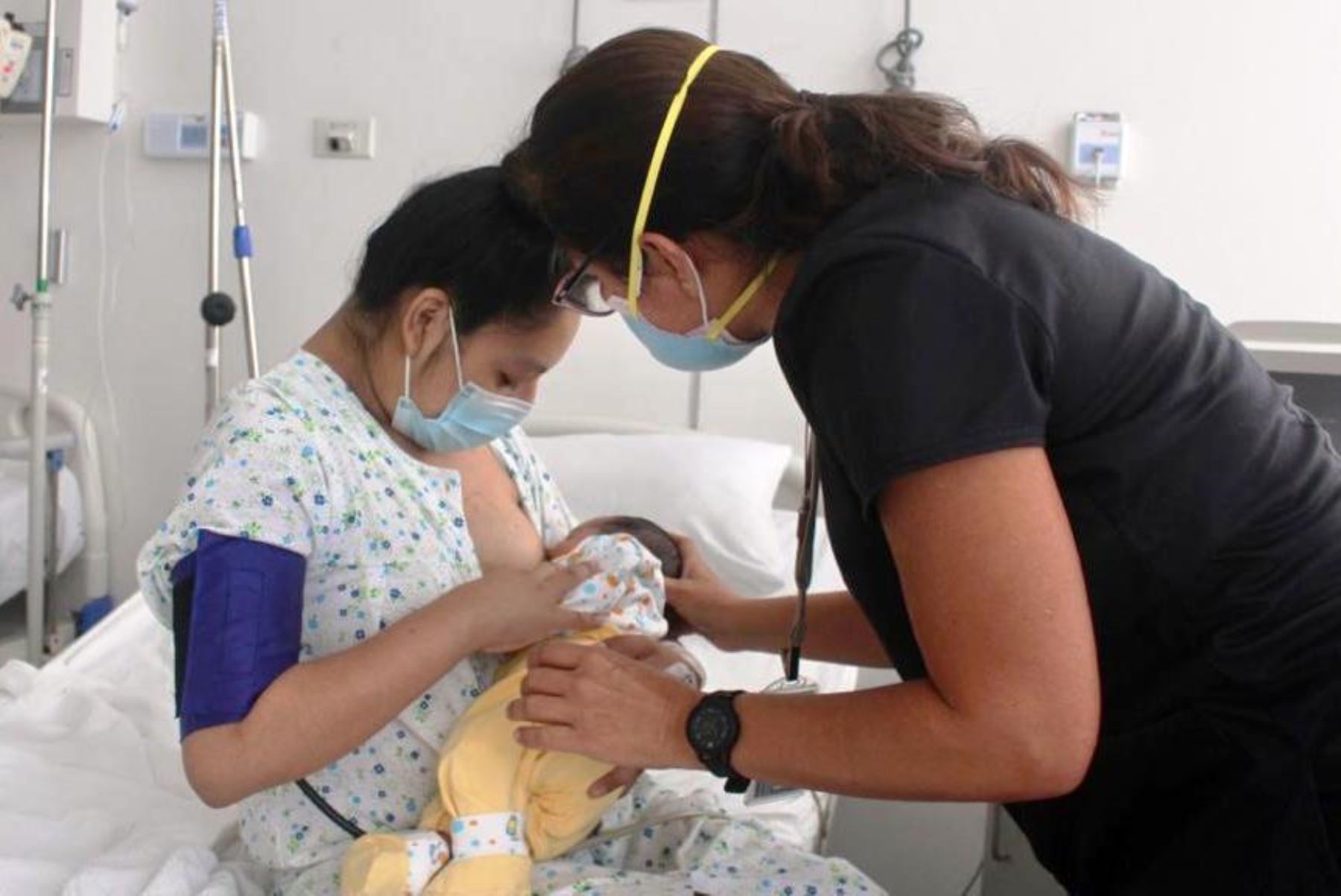 Salvan la vida de madre y bebé gracias a oportuna intervención de médicos del HEAV. Foto: ANDINA/Difusión.