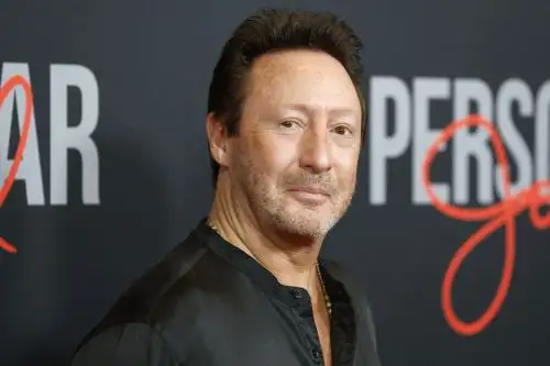 Julian Lennon recoge el sentir de paz de todos lo que reclaman un alto al fuego entre Rusia y Ucrania. Foto: AFP
