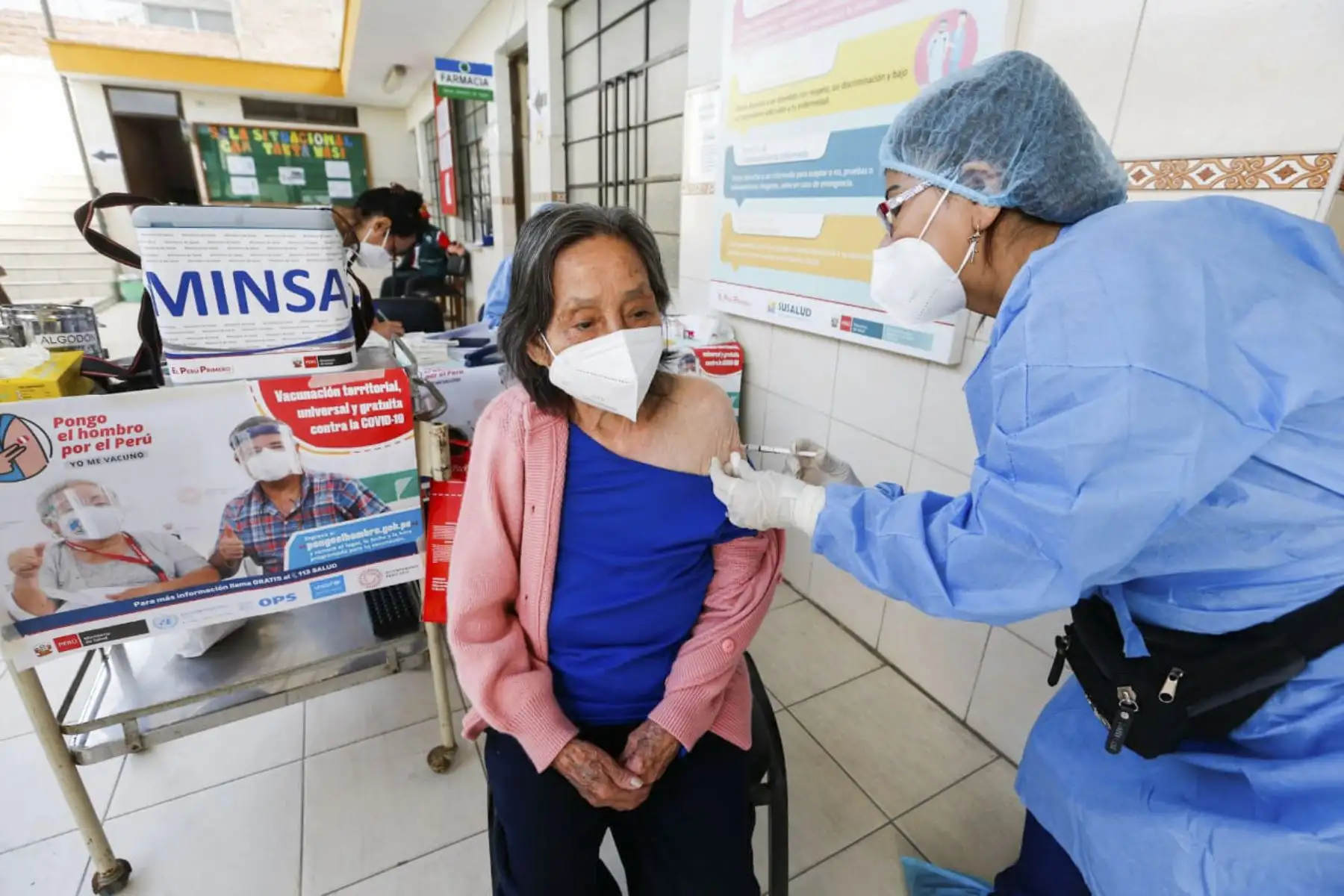 Continuando con las acciones de protección a la población adulta mayor, iniciada el pasado 2 de abril con la aplicación de la cuarta dosis contra la COVID-19, el Ministerio de Salud (Minsa) y la Dirección de Redes Integradas de Salud (Diris) Lima Sur, desplegaron dos brigadas de salud al Centro de Atención del Adulto Mayor “Tayta Wasi” (Casa del Abuelo), ubicado en el distrito de Villa María del Triunfo. 
Foto: ANDINA/MINSA