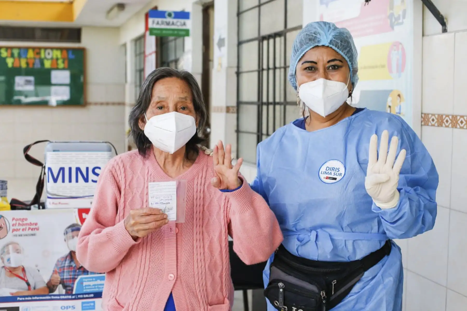 Continuando con las acciones de protección a la población adulta mayor, iniciada el pasado 2 de abril con la aplicación de la cuarta dosis contra la COVID-19, el Ministerio de Salud (Minsa) y la Dirección de Redes Integradas de Salud (Diris) Lima Sur, desplegaron dos brigadas de salud al Centro de Atención del Adulto Mayor “Tayta Wasi” (Casa del Abuelo), ubicado en el distrito de Villa María del Triunfo. 
Foto: ANDINA/MINSA