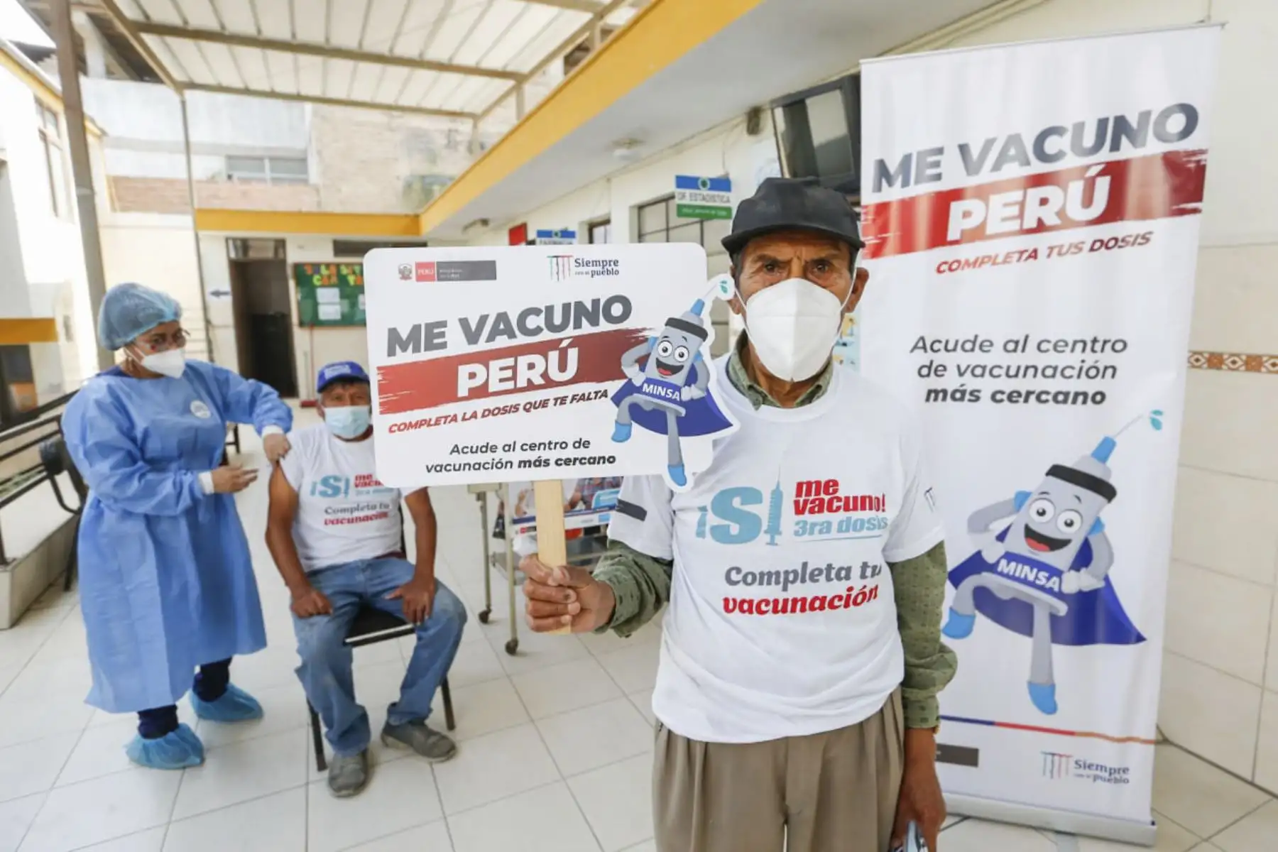 Continuando con las acciones de protección a la población adulta mayor, iniciada el pasado 2 de abril con la aplicación de la cuarta dosis contra la COVID-19, el Ministerio de Salud (Minsa) y la Dirección de Redes Integradas de Salud (Diris) Lima Sur, desplegaron dos brigadas de salud al Centro de Atención del Adulto Mayor “Tayta Wasi” (Casa del Abuelo), ubicado en el distrito de Villa María del Triunfo. 
Foto: ANDINA/MINSA