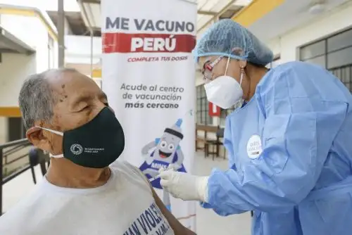 Para la investigación participaron 285 personas a las que se les midieron anticuerpos antes de recibir la dosis de refuerzo y 14 días después. Foto: ANDINA/Minsa.