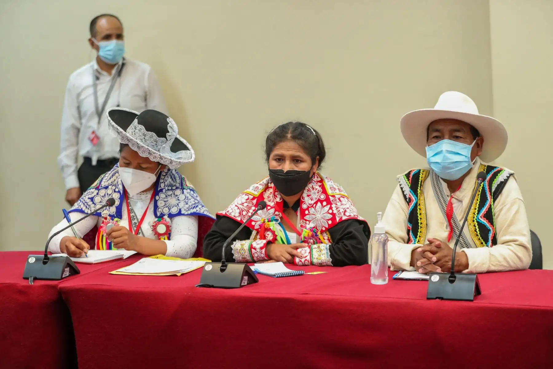 Durante reunión de trabajo  con autoridades de Espinar, el premier Aníbal Torres anunció la reinstalación de la Mesa de Diálogo para el desarrollo de Espinar para el 29 de abril del presente año. 
Foto: ANDINA/PCM