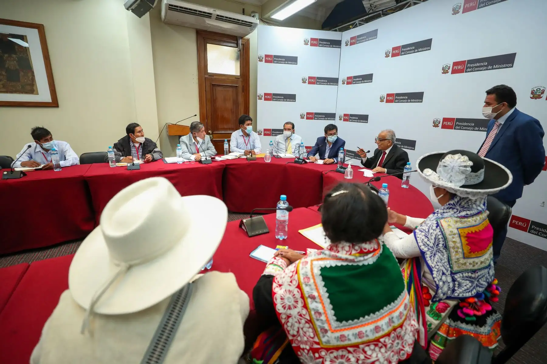 Durante reunión de trabajo  con autoridades de Espinar, el premier Aníbal Torres anunció la reinstalación de la Mesa de Diálogo para el desarrollo de Espinar para el 29 de abril del presente año. 
Foto: ANDINA/Difusión