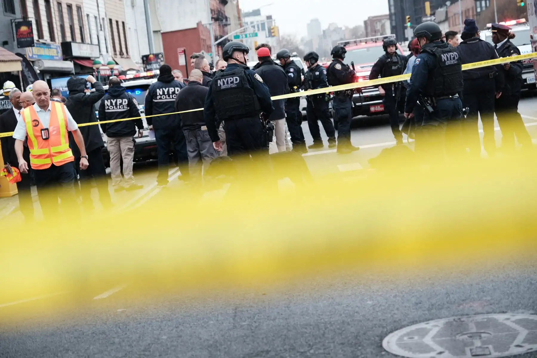 Policía y servicios de emergencia se reúnen en el lugar de un tiroteo reportado de varias personas fuera de la estación de metro 36 St el 12 de abril de 2022 en el distrito de Brooklyn de la ciudad de Nueva York. Foto: AFP