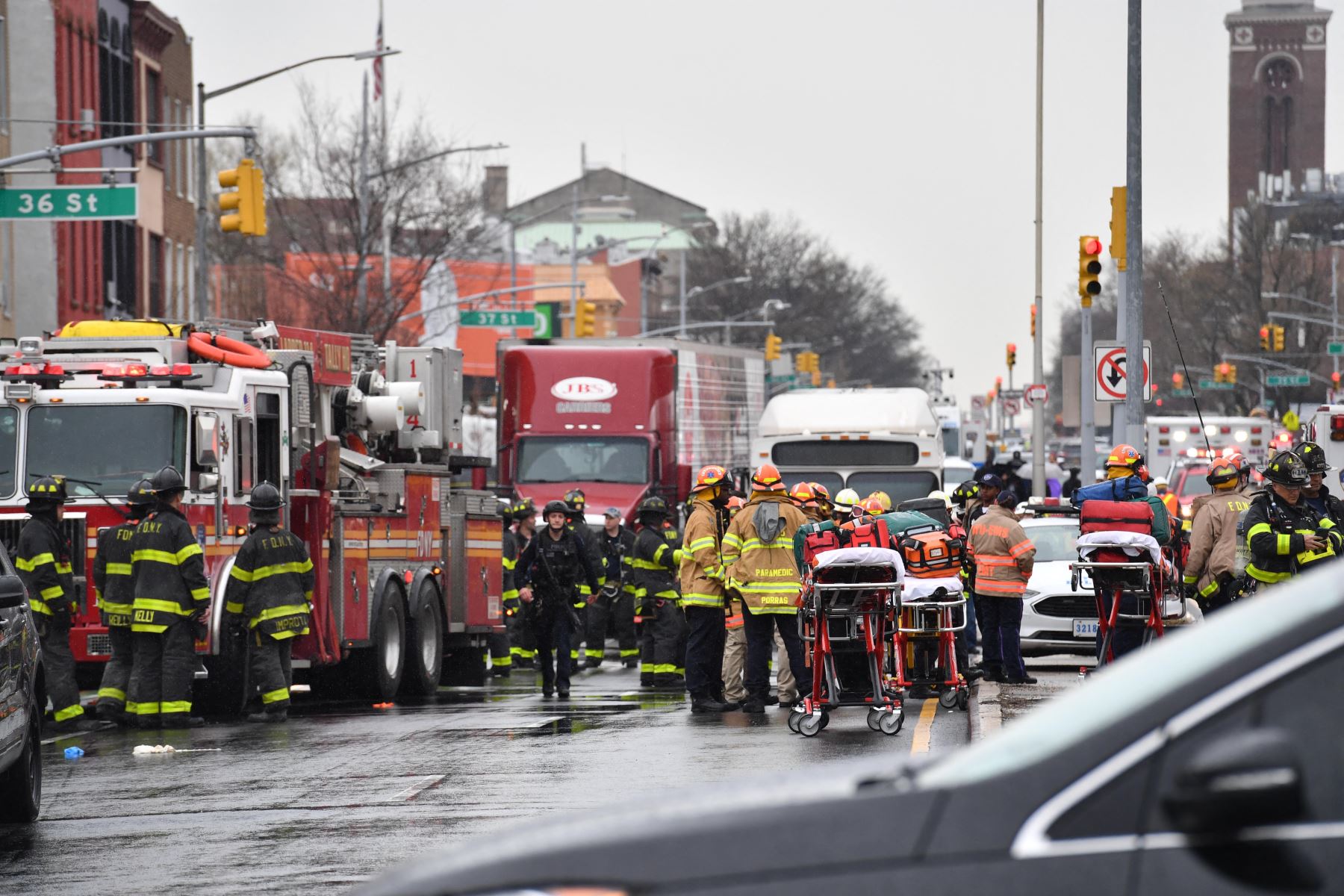 Policía y servicios de emergencia se reúnen en el lugar de un tiroteo reportado de varias personas fuera de la estación de metro 36 St el 12 de abril de 2022 en el distrito de Brooklyn de la ciudad de Nueva York. Foto: AFP