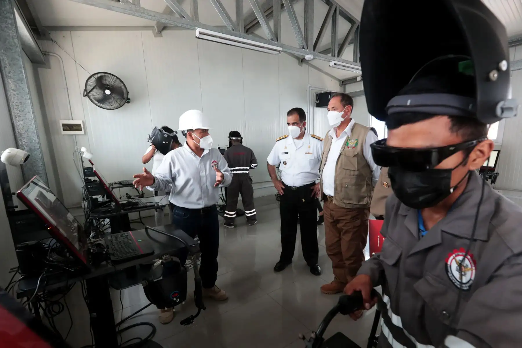 El ministro de Defensa, José Luis Gavidia Arrascue, visitó el Instituto de Educación Superior Tecnológico Público de las Fuerzas Armadas (IESTPFFAA), ubicado en el distrito del Rímac y donde reciben educación superior más de 1500 jóvenes que realizaron el Servicio Militar Voluntario. Foto: MINDEF
