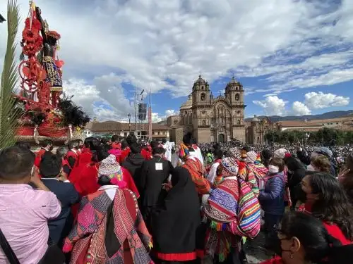Cusqueños participaron masivamente en las bendiciones del Señor de los Temblores y cumplieron las medidas biosanitarias dispuestas por las autoridades. Foto: ANDINA/Percy Hurtado.