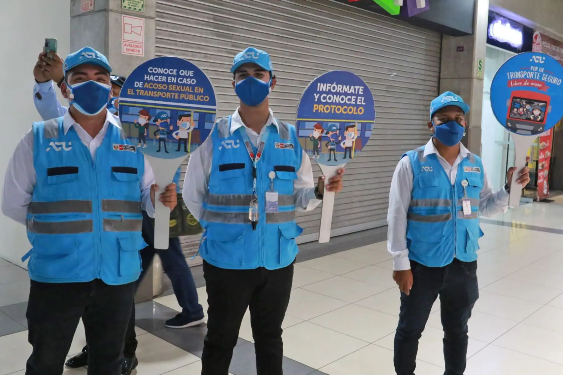 La Autoridad de Transporte Urbano para Lima y Callao (ATU) y autoridades de varias entidades firmaron el mural de compromiso “Por un transporte seguro, libre de acoso” a fin de sumar esfuerzos para un servicio de transporte seguro para niños, niñas, adolescentes y mujeres. Foto: ANDINA/ Héctor Vinces