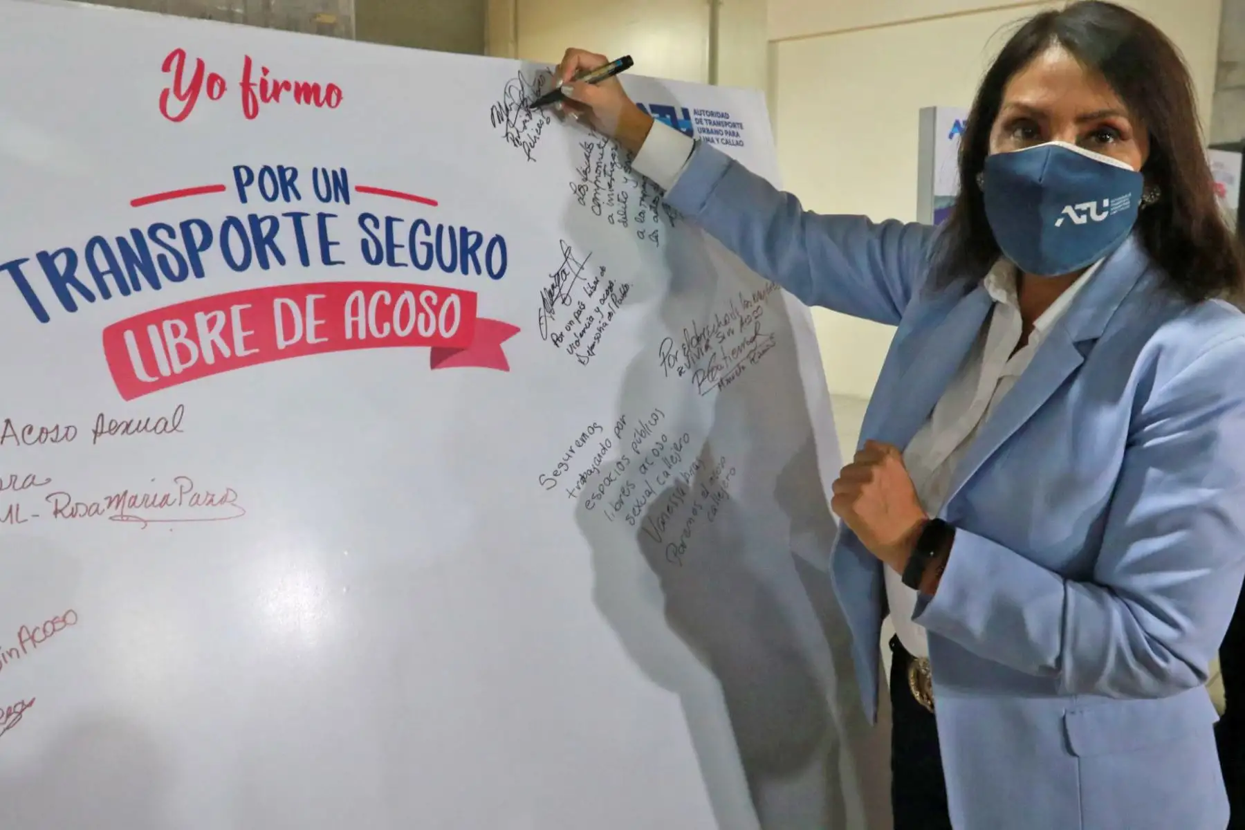 María Jara, presidenta ejecutiva de la ATU, firma el mural de compromiso “Por un transporte seguro, libre de acoso” a fin de sumar esfuerzos para un servicio de transporte seguro para niños, niñas, adolescentes y mujeres. Foto: ANDINA/ Héctor Vinces