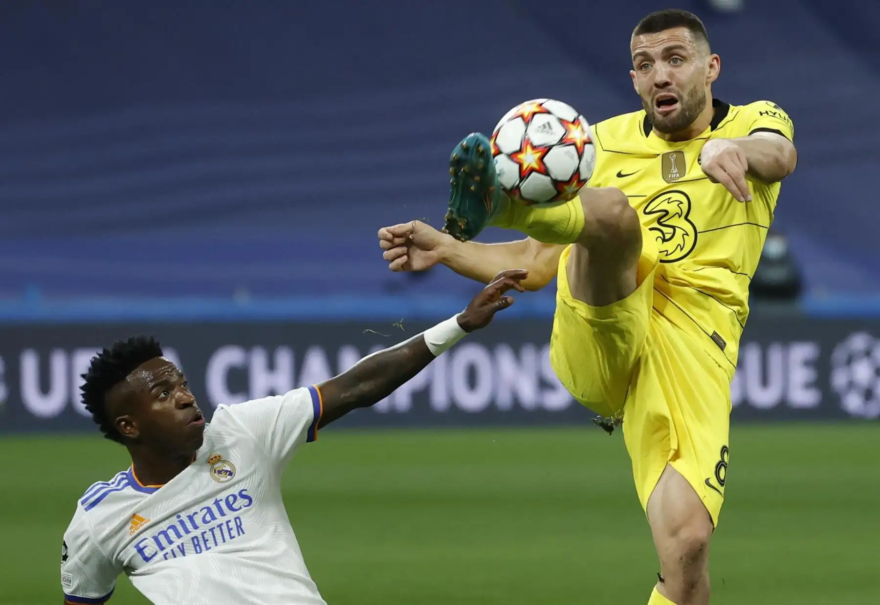 El delantero brasileño del Real Madrid, Vinicius Jr. (i), lucha con Mateo Kovacic, del Chelsea, durante el partido de vuelta de cuartos de final de Liga de Campeones que Real Madrid y Chelsea disputan hoy martes en el estadio Santiago Bernabéu. EFE/Juanjo Martín
Foto: ANDINA/EFE