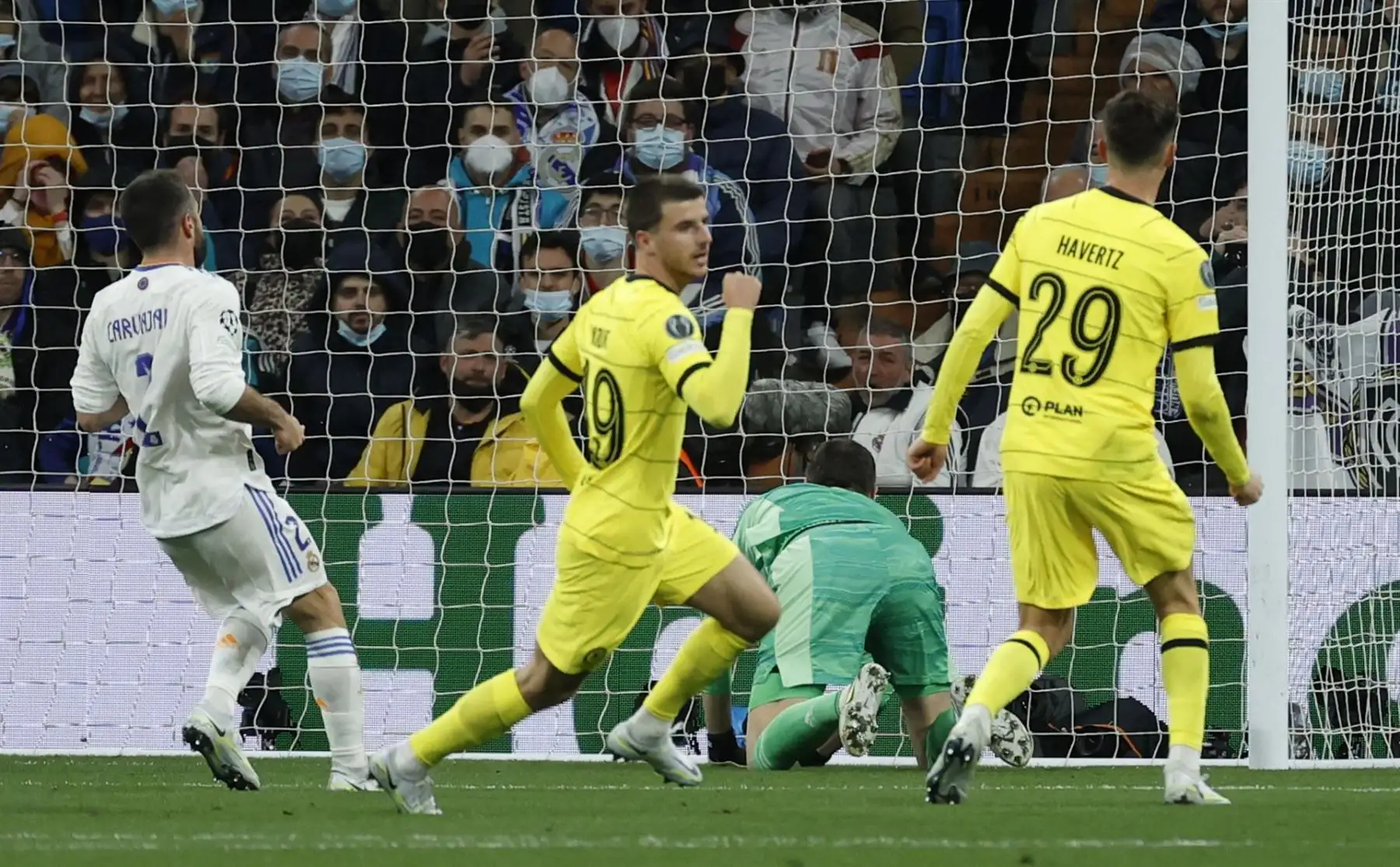 El centrocampista del Chelsea Mason Mount (2i) celebra su gol, primero del equipo inglés ante el Real Madrid, durante el partido de vuelta de cuartos de final de Liga de Campeones que Real Madrid y Chelsea disputan hoy martes en el estadio Santiago Bernabéu. 
Foto: ANDINA/ EFE