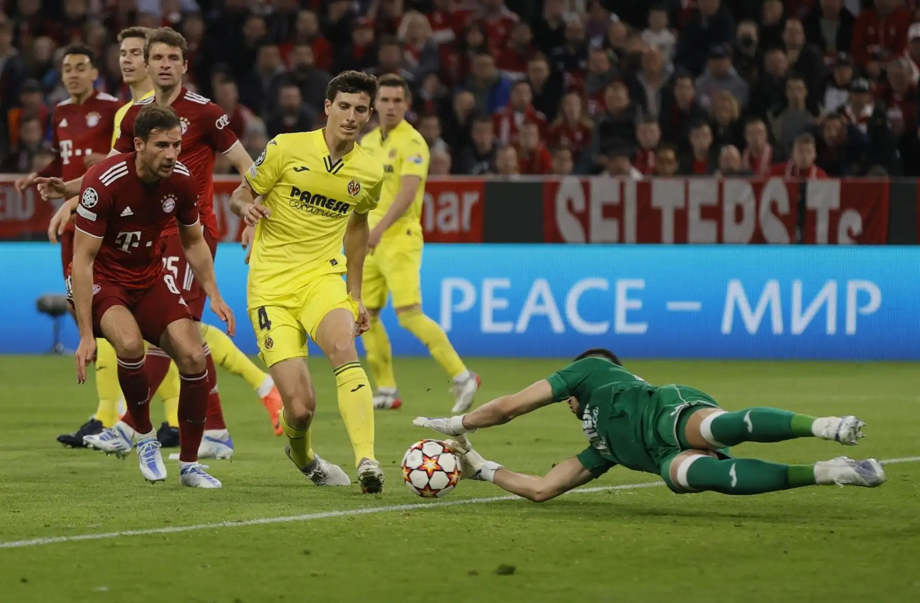 Leon Goretzka (L) de Munich en acción contra el portero Geronimo Rulli (R) del Villarreal durante los cuartos de final de la Liga de Campeones de la UEFA, partido de fútbol de vuelta entre el Bayern Munich y el Villarreal CF en Munich, Alemania
Foto: ANDINA/EFE