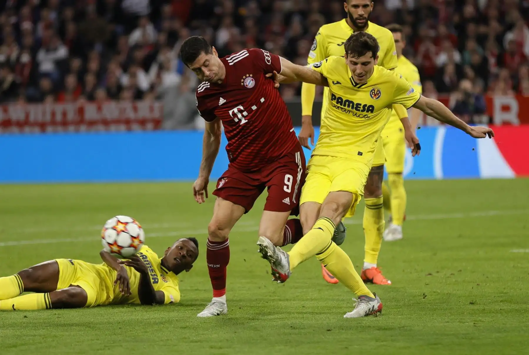 Robert Lewandowski (L) de Munich en acción contra Pau Torres de Villarreal durante los cuartos de final de la Liga de Campeones de la UEFA, partido de fútbol de vuelta entre el Bayern Munich y el Villarreal CF en Munich, Alemania
Foto: ANDINA/EFE