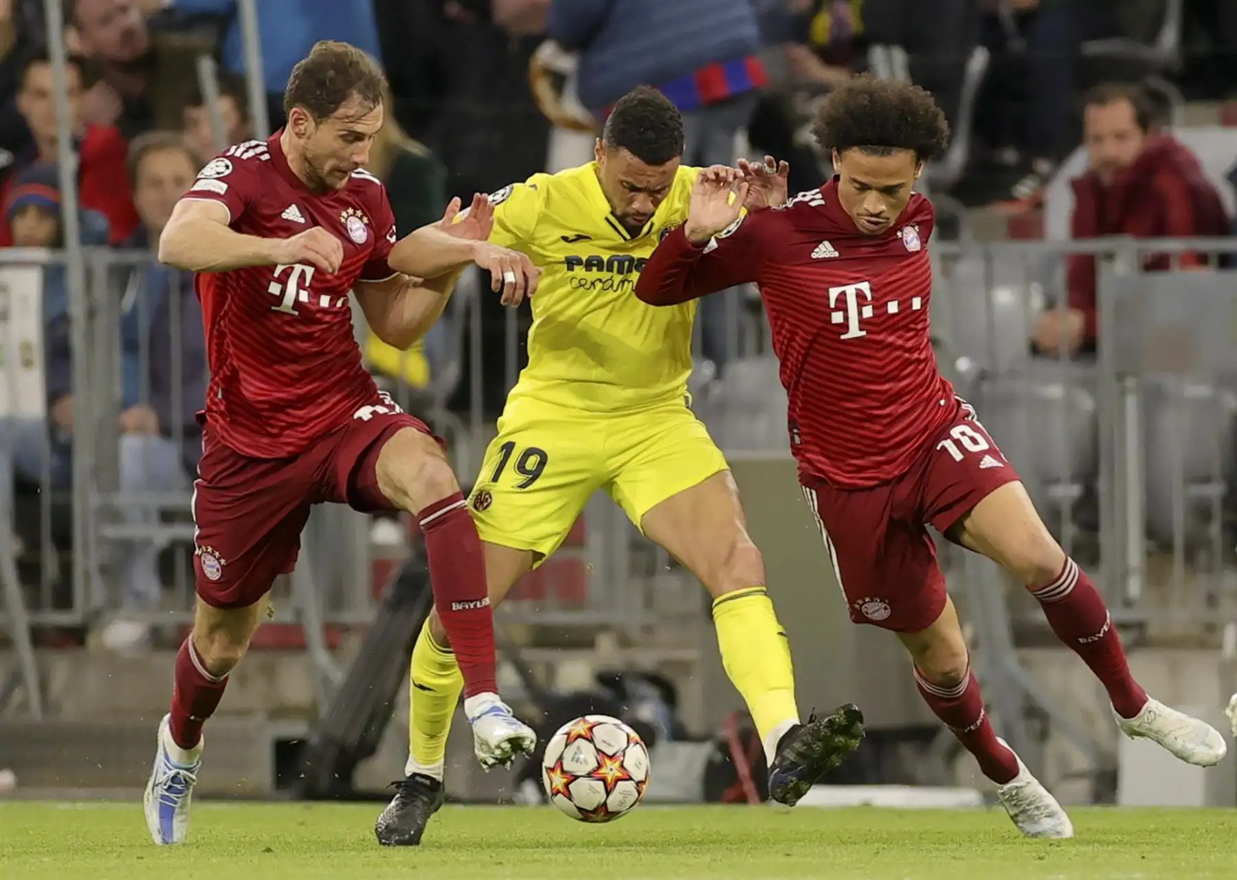 Francis Coquelin (C) del Villarreal en acción contra Leroy Sane (R) del Bayern de Múnich durante los cuartos de final de la Liga de Campeones de la UEFA, partido de fútbol de vuelta entre el Bayern de Múnich y el Villarreal CF en Múnich, Alemania.
Foto: ANDINA/EFE