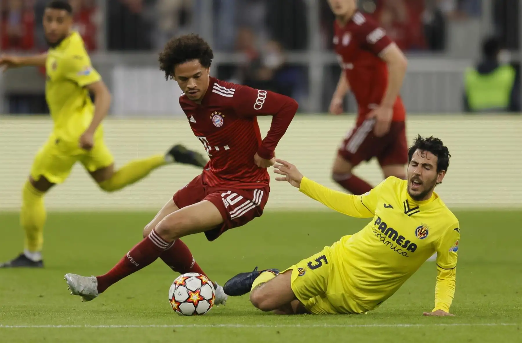 Leroy Sane (L) de Munich en acción contra Dani Parejo de Villarreal durante los cuartos de final de la Liga de Campeones de la UEFA, partido de fútbol de segunda pierna entre el Bayern Munich y el Villarreal CF en Munich, Alemania.
Foto: ANDINA/EFE