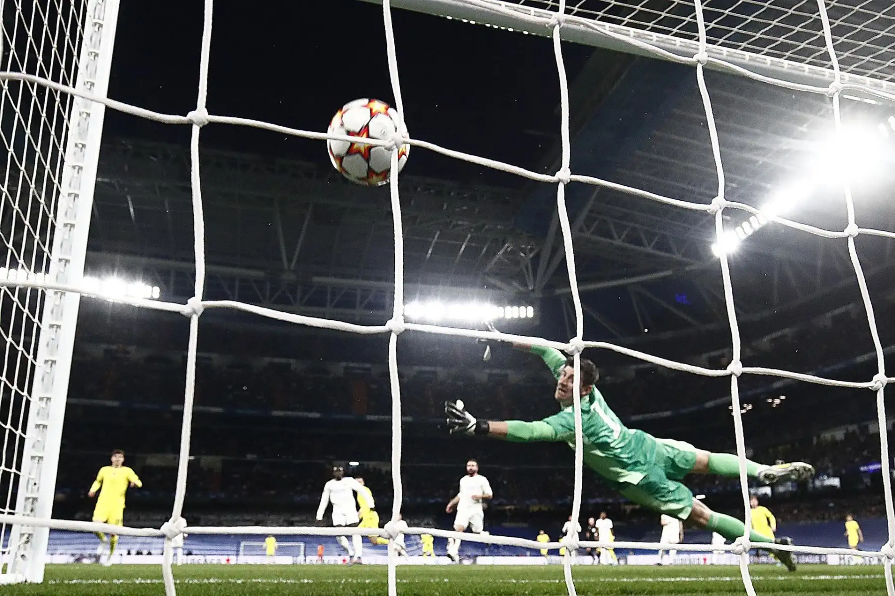 El guardameta belga del Real Madrid Thibaut Courtois encaja el primer gol del Chelsea, durante el partido de vuelta de cuartos de final de Liga de Campeones que Real Madrid y Chelsea disputan hoy martes en el estadio Santiago Bernabéu.
Foto: ANDINA/EFE