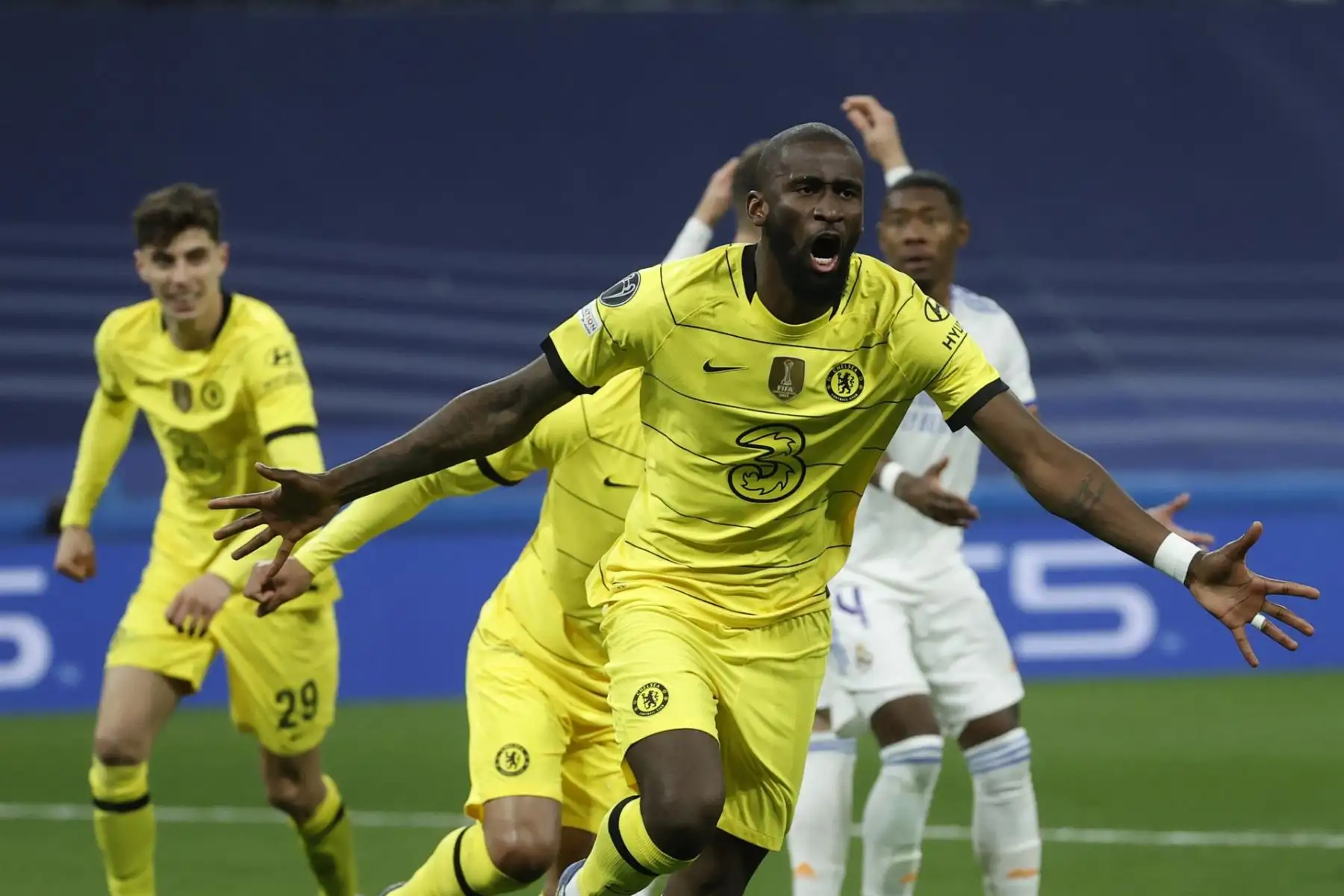 El defensa alemán del Chelsea Antonio Rüdiger celebra su gol, el segundo del equipo inglés ante el Real Madrid, durante el partido de vuelta de cuartos de final de Liga de Campeones que Real Madrid y Chelsea disputan hoy martes en el estadio Santiago Bernabéu.
Foto: ANDINA/EFE