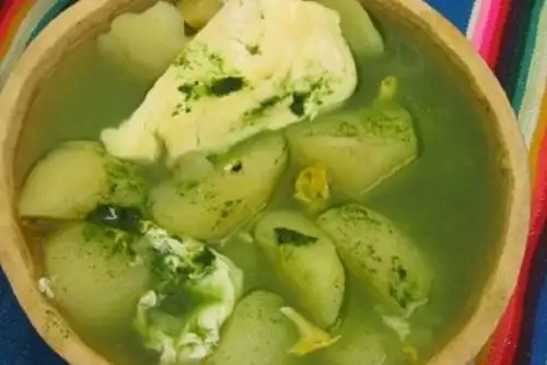 La sopa verde se prepara a base de papas, queso, leche y muña, un vegetal que le confiere el color verde y también es un gran digestivo.  Foto: Difusión