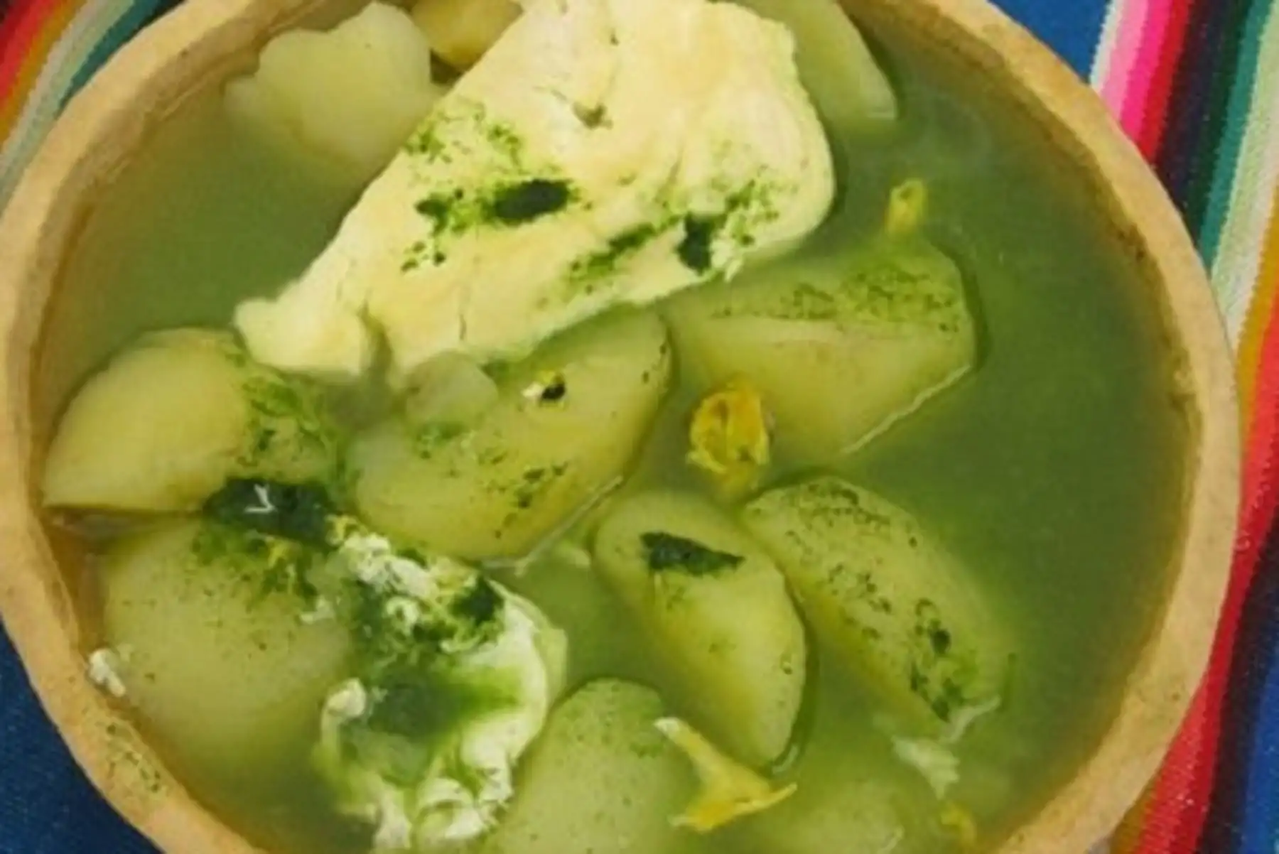La sopa verde se prepara a base de papas, queso, leche y muña, un vegetal que le confiere el color verde y también es un gran digestivo.  Foto: Difusión