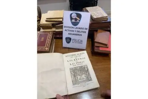 Fotografía cedida por la Policía de Buenos Aires que muestra el libro "El Sol y Año Feliz del Perú", tras ser recuperado por las autoridades aduaneras. Foto: Policía de Argentina