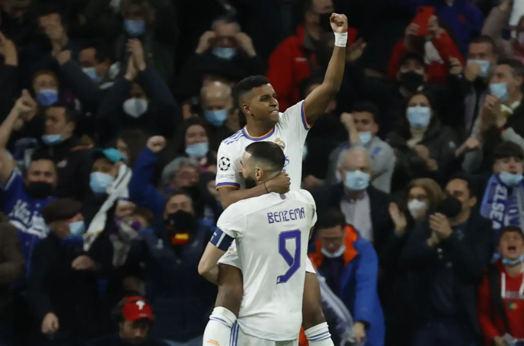 El delantero del Real Madrid Rodrygo Silva (arriba) celebra con Karim Benzemá tras marcar ante el Chelsea, durante el partido de vuelta de cuartos de final de Liga de Campeones que disputan hoy martes en el estadio Santiago Bernabéu, en Madrid.
Foto: ANDINA/EFE