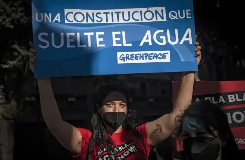 También se aprobó por una mayoría transversal "la consagración de los emblemas nacionales". Foto: AFP.