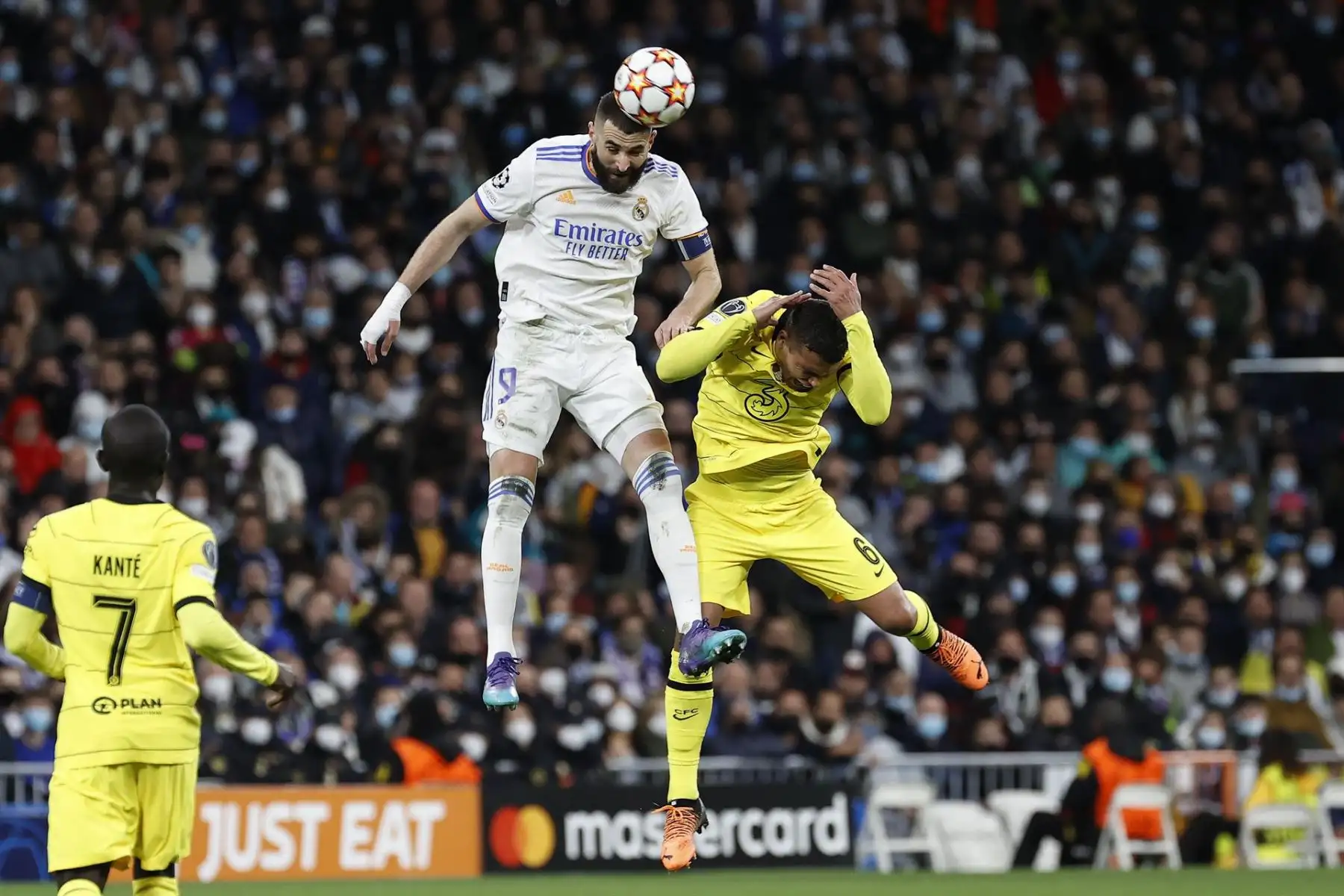 El delantero francés del Real Madrid, Karim Benzema (c), salta por el balón con Thiago da Silva, del Chelsea, durante el partido de vuelta de cuartos de final de Liga de Campeones que Real Madrid y Chelsea disputan hoy martes en el estadio Santiago Bernabéu.