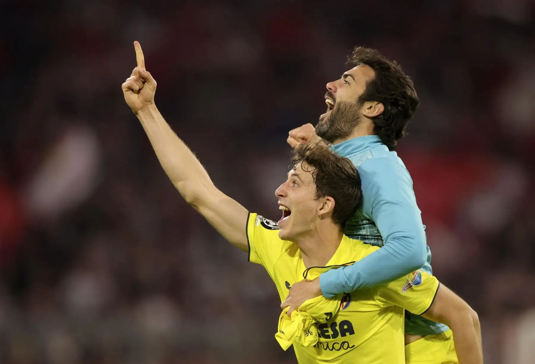 Los jugadores del Villarreal celebran después de los cuartos de final de la Liga de Campeones de la UEFA, partido de fútbol de vuelta entre el Bayern de Múnich y el Villarreal CF en Múnich, Alemania.
Foto: ANDINA/EFE