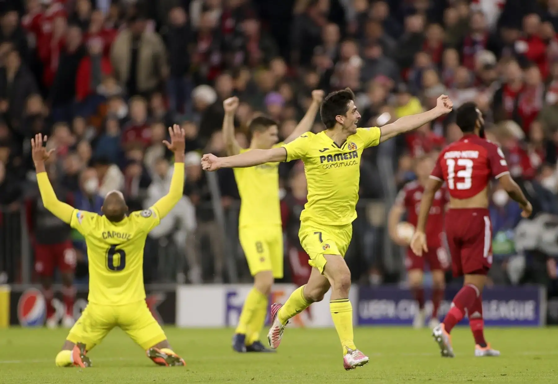 Gerard Moreno (frente) y sus compañeros de equipo del Villarreal celebran después de los cuartos de final de la Liga de Campeones de la UEFA, partido de fútbol de vuelta entre el Bayern de Múnich y el Villarreal CF en Múnich, Alemania.
Foto: ANDINA/EFE