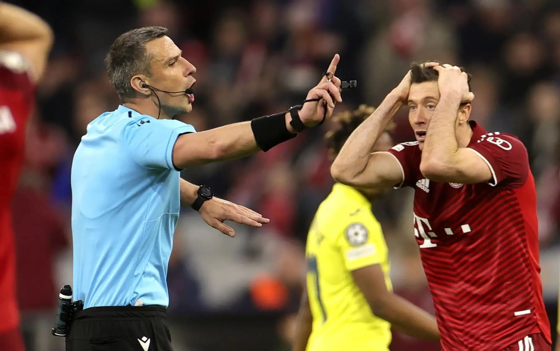Robert Lewandowski (R) del Bayern de Múnich reacciona junto al árbitro Slavko Vincic durante los cuartos de final de la Liga de Campeones de la UEFA, el segundo partido de fútbol entre el Bayern de Múnich y el Villarreal CF en Múnich, Alemania.
Foto: ANDINA/EFE