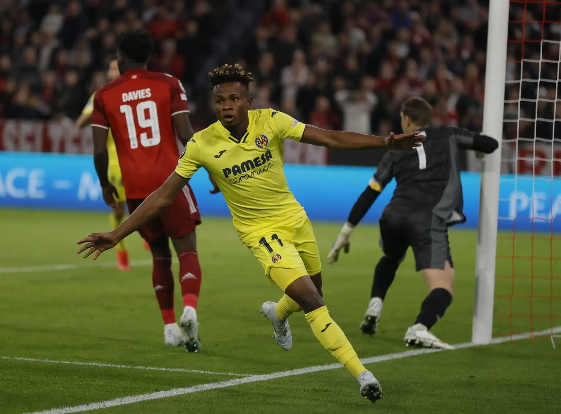 Samuel Chukwueze del Villarreal celebra el 1-1 durante los cuartos de final de la Liga de Campeones de la UEFA, partido de fútbol de vuelta entre el Bayern de Múnich y el Villarreal CF en Múnich, Alemania.
Foto: ANDINA/EFE