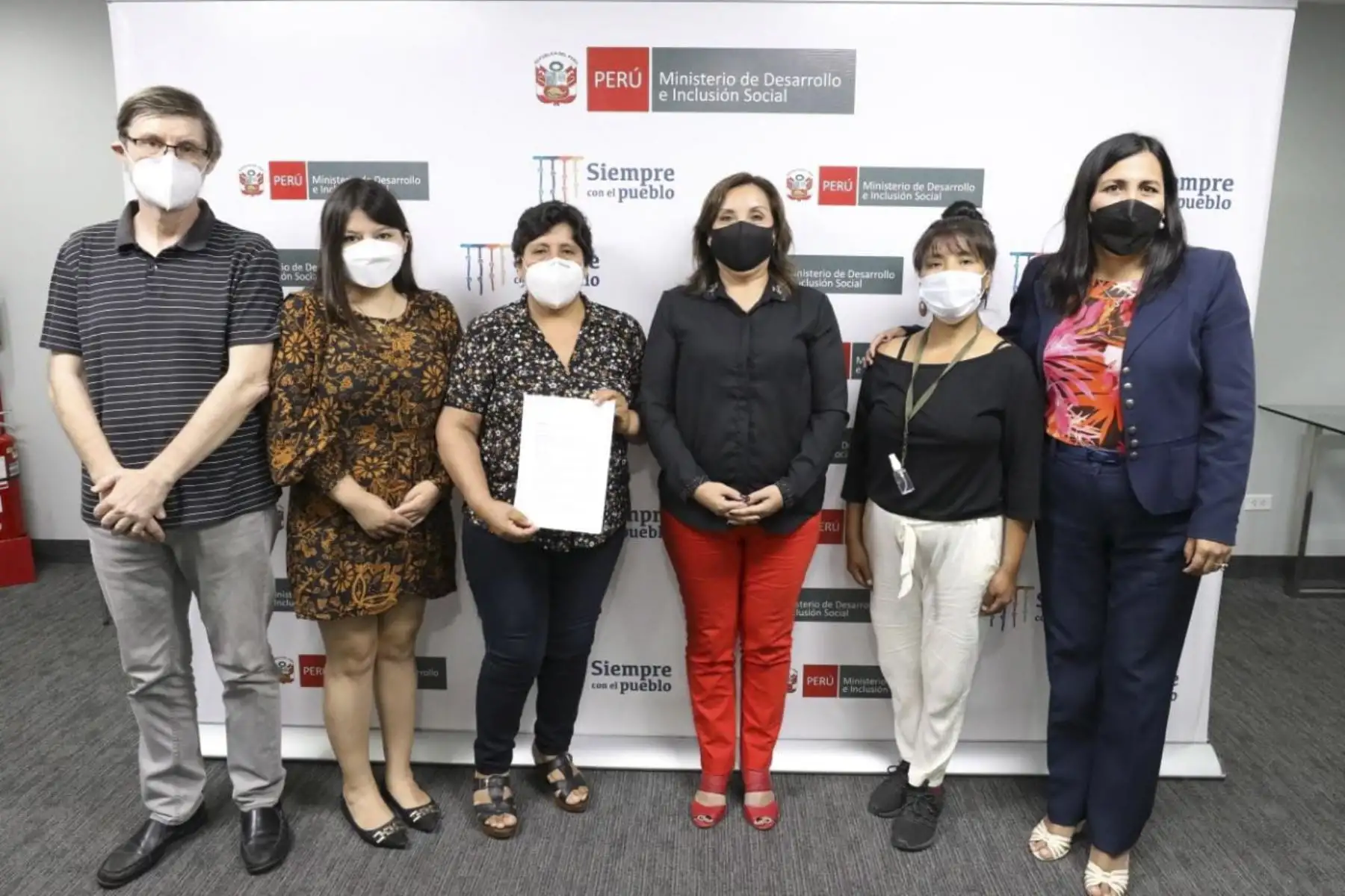 La ministra de Desarrollo e Inclusión Social, Dina Ercilia Boluarte Zegarra, se reunió con la congresista Flor Pablo y con un grupo de lideresas de las ollas comunes de Lima, con el fin de cerrar brechas alimentarias y fortalecer institucionalmente a estas agrupaciones encargadas de la alimentación de la población más necesitada.
Foto: ANDINA/ MIDIS
