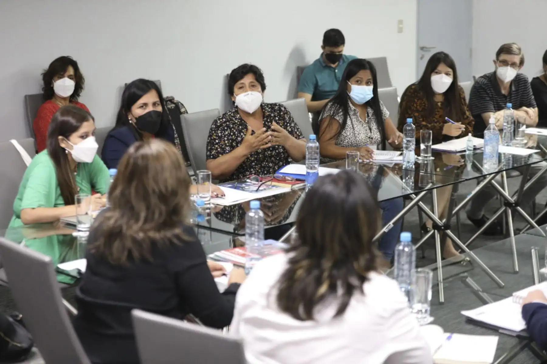 La ministra de Desarrollo e Inclusión Social, Dina Ercilia Boluarte Zegarra, se reunió con la congresista Flor Pablo y con un grupo de lideresas de las ollas comunes de Lima, con el fin de cerrar brechas alimentarias y fortalecer institucionalmente a estas agrupaciones encargadas de la alimentación de la población más necesitada.
Foto: ANDINA/ MIDIS