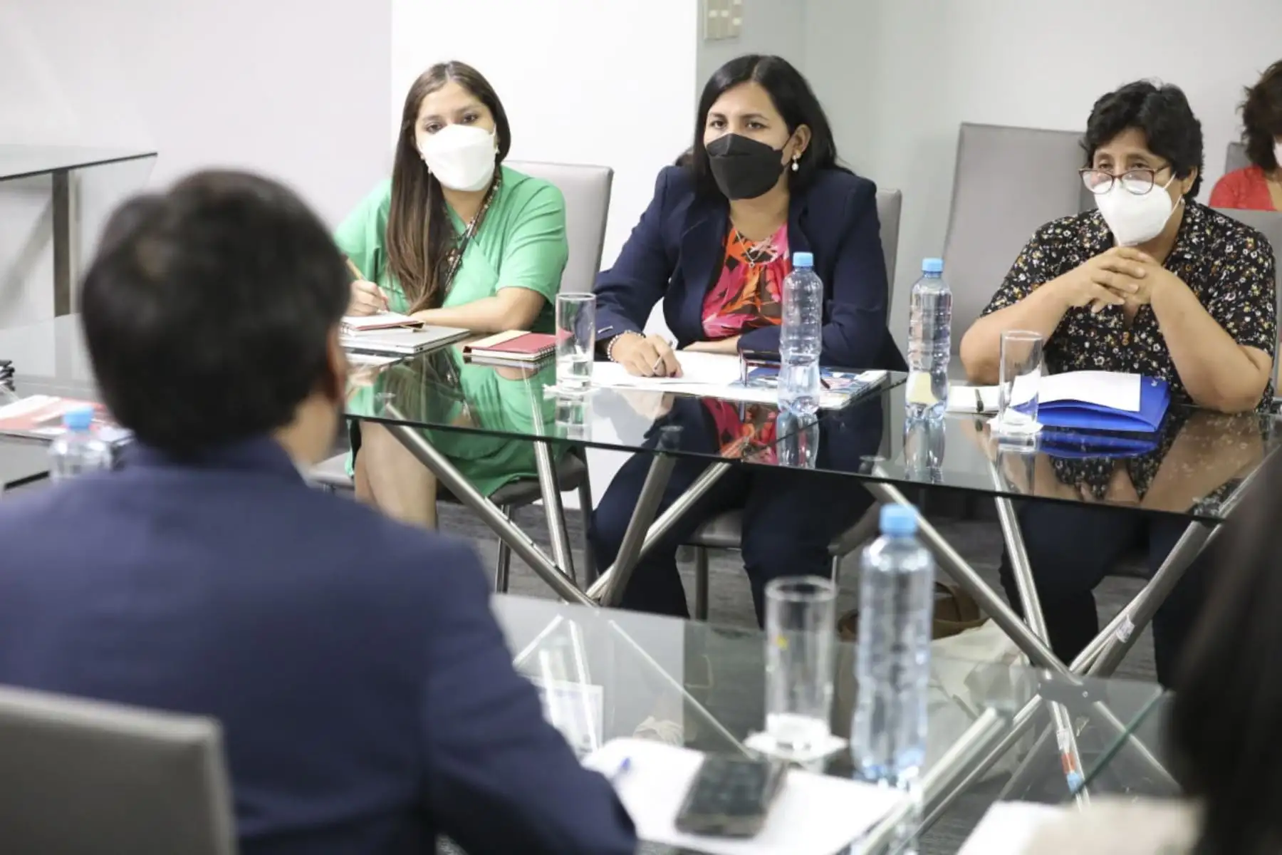 La ministra de Desarrollo e Inclusión Social, Dina Ercilia Boluarte Zegarra, se reunió con la congresista Flor Pablo y con un grupo de lideresas de las ollas comunes de Lima, con el fin de cerrar brechas alimentarias y fortalecer institucionalmente a estas agrupaciones encargadas de la alimentación de la población más necesitada.
Foto: ANDINA/ MIDIS