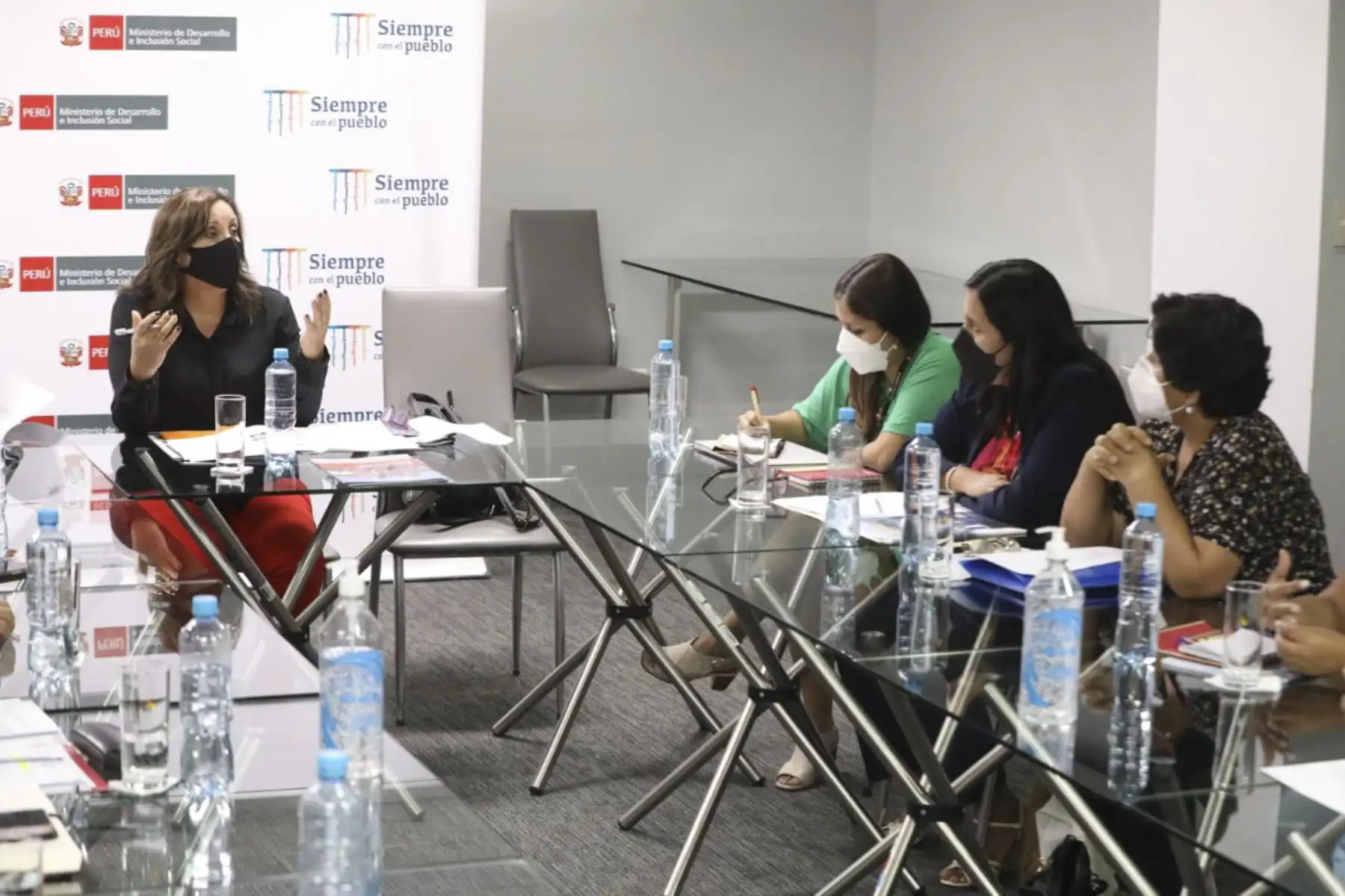 La ministra Dina Boluarte (Midis) lideró reunión de trabajo sobre ollas comunes en Lima. ANDINA/Difusión