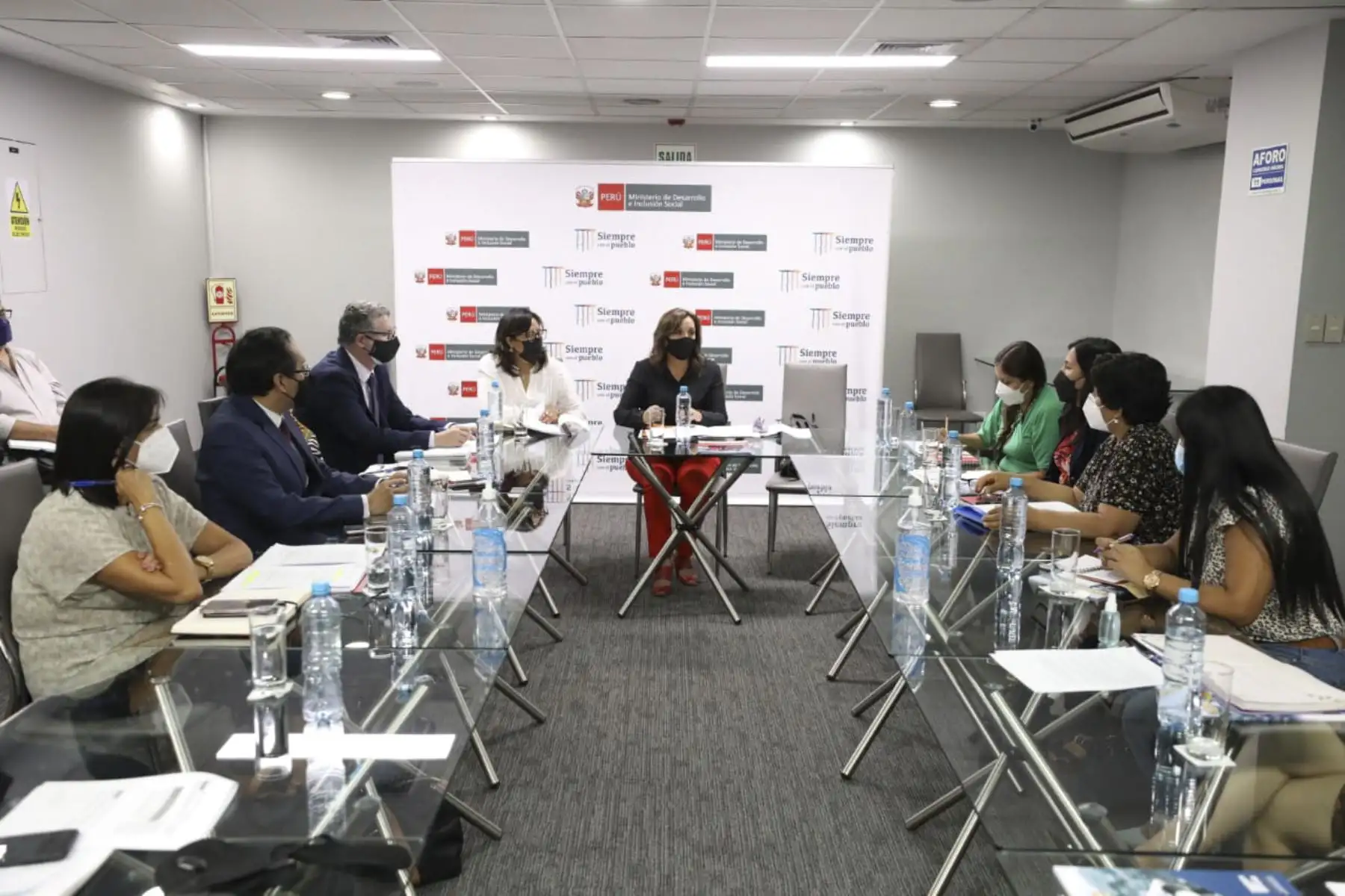 La ministra de Desarrollo e Inclusión Social, Dina Ercilia Boluarte Zegarra, se reunió con la congresista Flor Pablo y con un grupo de lideresas de las ollas comunes de Lima, con el fin de cerrar brechas alimentarias y fortalecer institucionalmente a estas agrupaciones encargadas de la alimentación de la población más necesitada.
Foto: ANDINA/ MIDIS