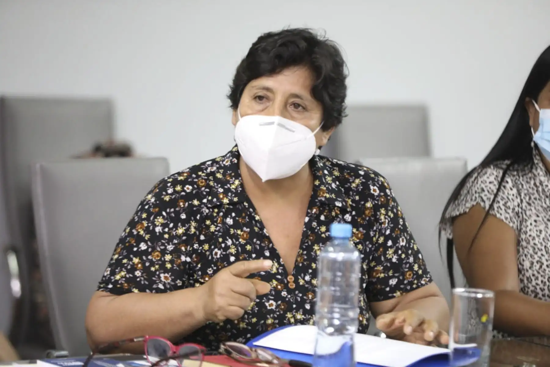 La ministra de Desarrollo e Inclusión Social, Dina Ercilia Boluarte Zegarra, se reunió con la congresista Flor Pablo y con un grupo de lideresas de las ollas comunes de Lima, con el fin de cerrar brechas alimentarias y fortalecer institucionalmente a estas agrupaciones encargadas de la alimentación de la población más necesitada.
Foto: ANDINA/ MIDIS