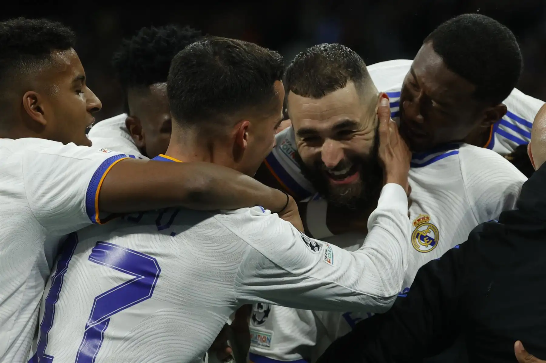 El delantero del Real Madrid Karim Benzemá (c) celebra con sus compañeros tras marcar el segundo gol ante el Chelsea, durante el partido de vuelta de cuartos de final de Liga de Campeones que disputan hoy martes en el estadio Santiago Bernabéu, en Madrid.
Foto: ANDINA/EFE