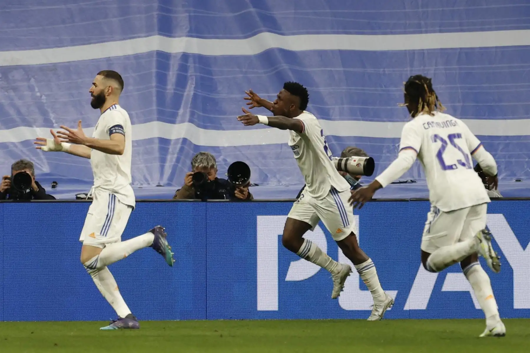 El delantero del Real Madrid Karim Benzemá (i) celebra tras marcar el segundo gol ante el Chelsea, durante el partido de vuelta de cuartos de final de Liga de Campeones que disputan hoy martes en el estadio Santiago Bernabéu, en Madrid.
Foto: ANDINA/EFE
