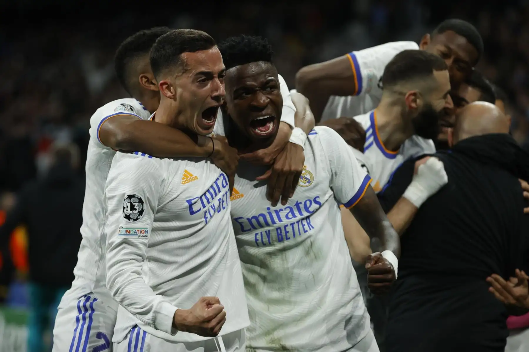 Los jugadores del Real Madrid celebran el segundo gol ante el Chelsea, durante el partido de vuelta de cuartos de final de Liga de Campeones que disputan hoy martes en el estadio Santiago Bernabéu, en Madrid.
Foto: ANDINA/EFE