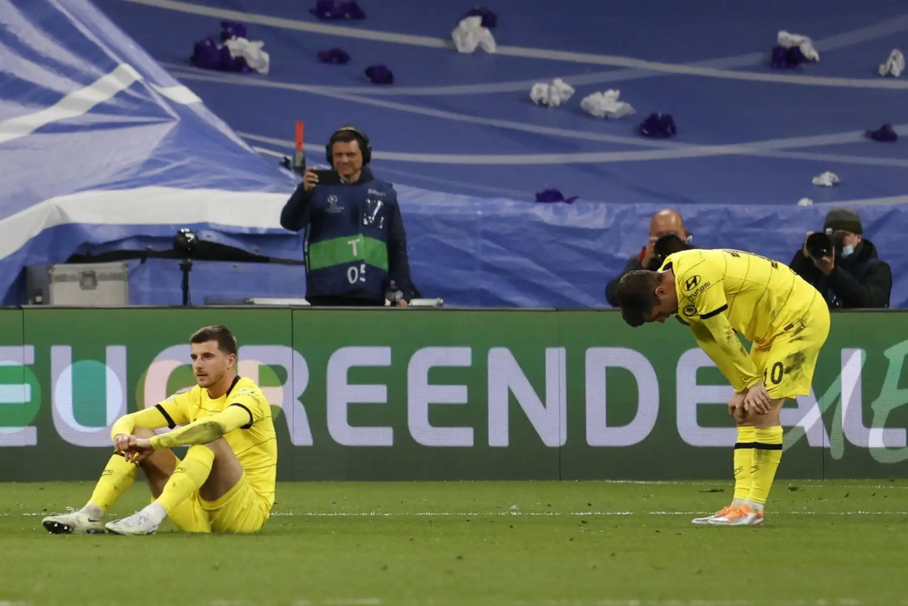 Los jugadores del Chelsea Christian Pulisic (d) y Mason Mount, al término del partido de vuelta de cuartos de final de Liga de Campeones ante el Real Madrid disputado hoy martes en el estadio Santiago Bernabéu.
Foto: ANDINA/EFE