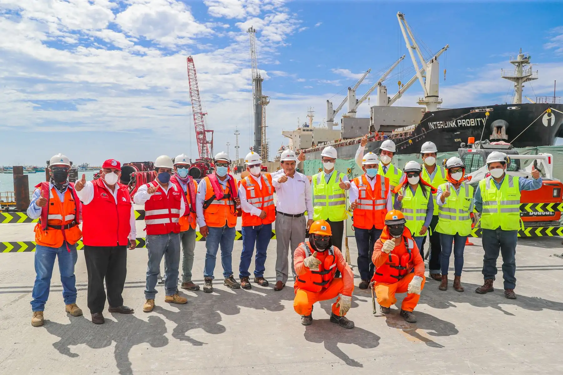 Ministro Bustamante inauguró obras de ampliación del Muelle Marginal del Terminal Portuario de Paita. Su modernización contribuye a la reactivación de la economía para el bienestar de los peruanos. Ahora podrá recibir naves de grandes dimensiones.
Foto: ANDINA/MTC