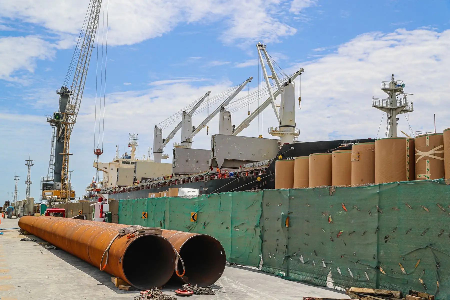 Debido al crecimiento comercial, este complejo fue ampliado 60 metros para poder recibir naves de hasta 359 metros de eslora, como los que transitan por el Canal de Panamá. Hasta hace poco, el Muelle Marginal solo podía recibir embarcaciones de hasta 294 metros de eslora.
Foto: ANDINA/MTC